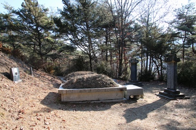 성당 옆산에 조성된 성직자 묘역. 이곳에 세 분 성직자가 모셔져 있다. 성당 옆산에 조성된 성직자 묘역. 이곳에 세 분 성직자가 모셔져 있다.