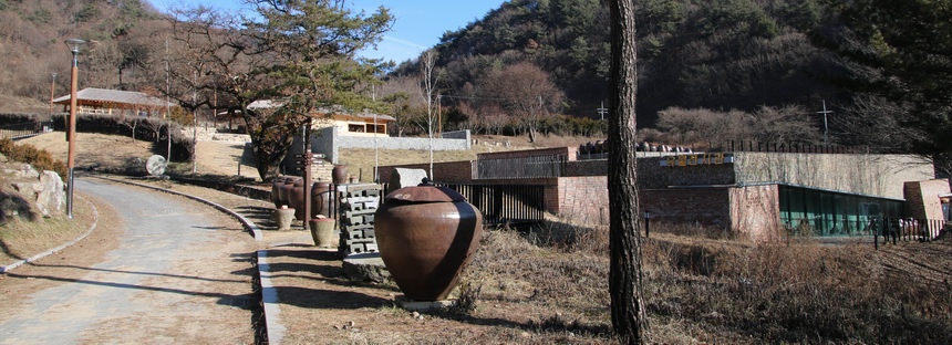 신앙 선조들의 일상을 볼 수 있는 농기구와 민속품, 성물과 기도서 등을 전시하는 유물전시관 뒤로 가마터와 원터, 쉼터가 조성되었다. 신앙 선조들의 일상을 볼 수 있는 농기구와 민속품, 성물과 기도서 등을 전시하는 유물전시관 뒤로 가마터와 원터, 쉼터가 조성되었다.
