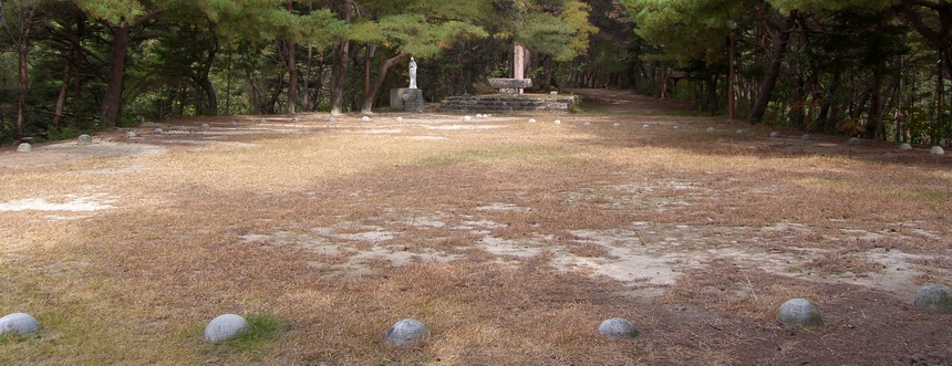 성당 옆산의 회개동산. 가장자리에 묵주기도 길이 조성되어 있고 가운데 야외제대가 있다.