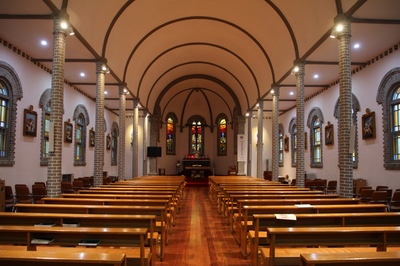 1915년 시잘레 신부가 완공한 벽돌조 성당의 내부. 전형적인 삼랑식 평면 구조를 갖고 있다.