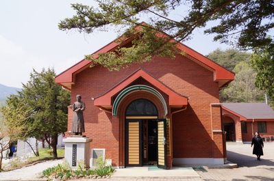 용소막 출신 사제로 성모 영보 수녀회를 설립하고 성서 번역에 큰 자취를 남긴 선종완 라우렌시오 사제 유물관.