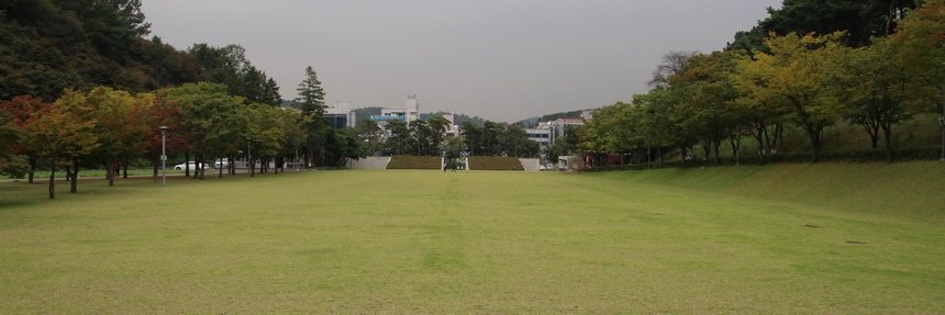 성지 초입 예전 로사리오 동산 자리에 새로 조성된 대형 잔디 광장.