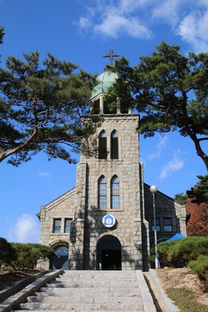 1956년 봉헌된 옛 성당 정면. 2013년 등록문화재 제542호로 지정되었고, 2015년 한국교회 최초로 성체 성지로 선포되었다.