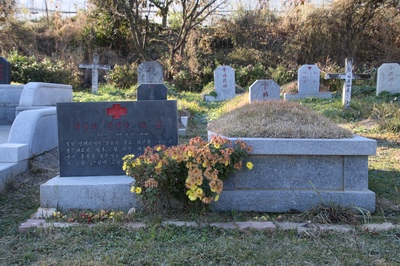 1866년 병인박해 때 순교한 신석복 마르코의 묘. 순교 후 노루목에 매장되었다가 1975년 진영 성당 공원묘지로 이장했다.