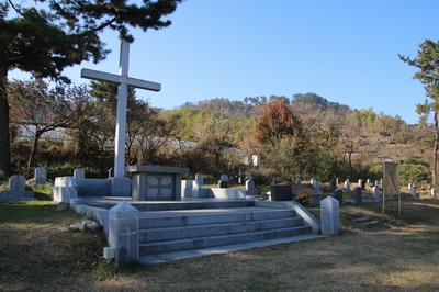 진영 성당 공원묘지의 야외제대. 제대 오른쪽에 신석복 마르코 순교자의 묘가 안치되어 있다.