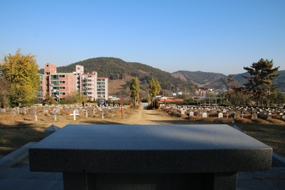 야외제대에서 본 진영 성당 공원묘지 전경.