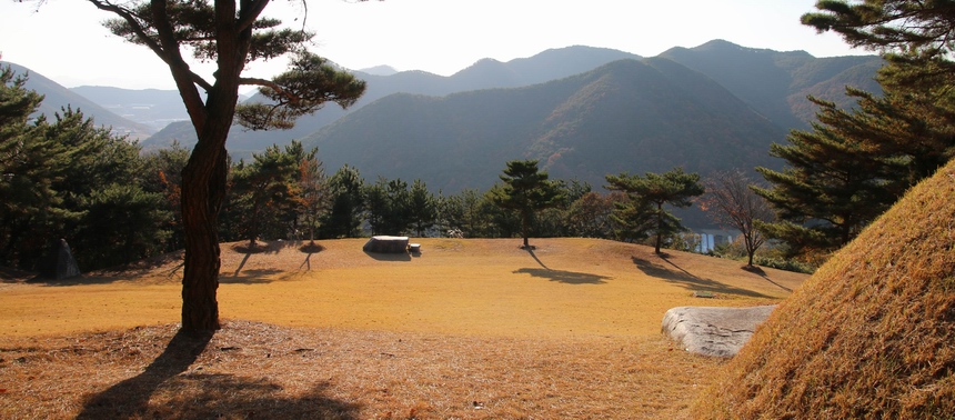 김범우 순교자 묘역에서 바라본 잔디광장과 야외제대.