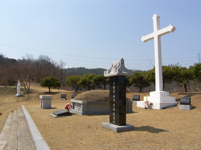 옛 구한선 타대오 순교복자 묘. 2016년 복자 구한선의 유해를 대산 성당 무덤 경당으로 이장해 모셨다.
