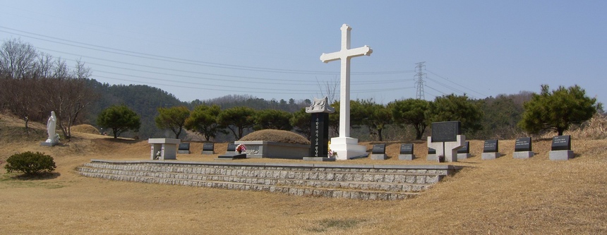 순교자 묘역 전경. 순교복자 구한선 타대오의 유해는 2016년 대산 성당 무덤 경당으로 이장해 모셨다.