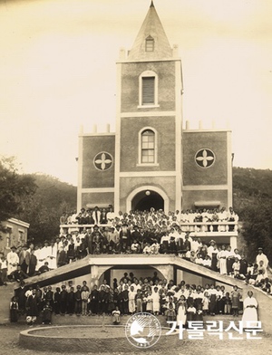 1936년 11월 견진성사 후 기념촬영. 고딕 양식의 새 성당은 1937년 축복식을 가졌다.