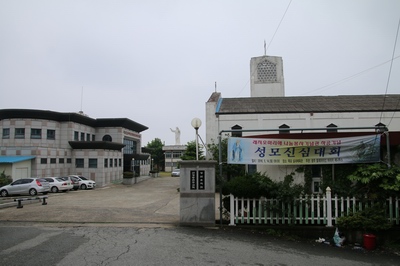 산정동 성당 입구에서 보면 왼쪽에 목포 선교 100주년 한국 레지오 마리애 기념관이 있고, 오른쪽에 성당이 있다.