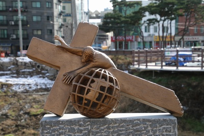 생매장터인 홍성천변으로 십자가의 길이 조성되어 있다..