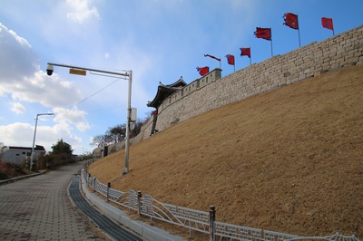홍주읍성 남문 홍화문과 성곽 모습.