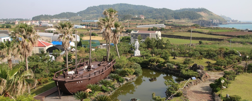 용수 성지 마당에는 1999년 제주 선교 100주년을 기념해 복원한 라파엘호가 전시되어 있다.