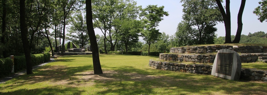 2012년 무덤경당 뒤 산 정상에 조성한 황새바위 광장과 야외성당 전경.