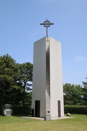 한국 천주교 전래 200주년을 기념해 공주 교동 성당에서 세운 순교탑.