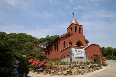 2016년 성지 설립 50주년을 맞아 봉헌식을 올린 새 성당.