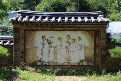 성가정 동산에 설치된 정약종 성가정 모자이크.