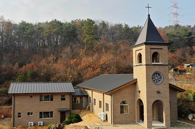 2018년 11월 20일 봉헌식을 거행한 새 성당과 교육관 및 사제관 전경.