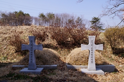 성당 앞마당에 안치된 병인박해 순교자 박 바르바라와 윤 바르바라의 묘. 새 성당 건립 후 묘소의 변동 여부는 아직 확인하지 못했습니다.