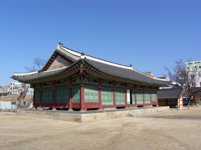 조선 시대 강원도 관찰사의 집무실인 선화당. 1971년 포정루와 함께 강원도 유형문화재 제3호로 지정되었다.