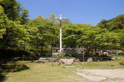 한티 성지 순교자 묘역 입구의 대형 십자가와 야외제대.
