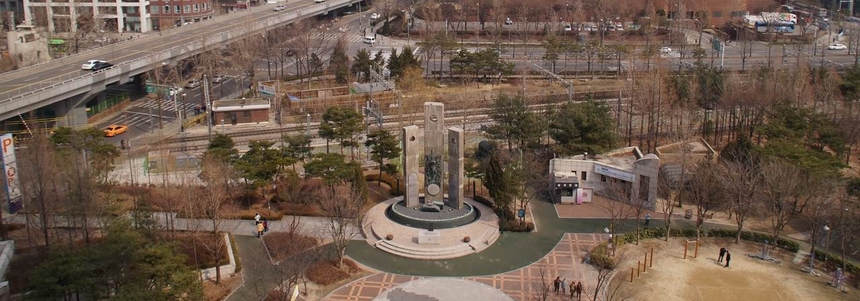 서소문 역사공원으로 개발되기 이전 서소문 공원의 순교자 현양탑과 주변 풍경.