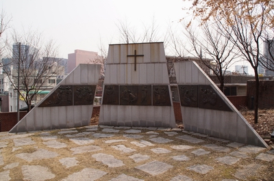 중림동약현 성당 내에 있는 서소문 순교 기념탑.