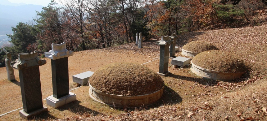 왼쪽부터 성 남종삼 요한의 묘, 그의 부친 남상교 아우구스티노 순교자의 묘, 성인의 차남이자 막내인 남규희 프란치스코의 묘가 자리해 있다.