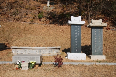 성 남종삼 요한의 묘. 기존의 복자 묘비 옆에 2018년 9월에 새로 세운 성인 묘비가 나란히 서 있다.
