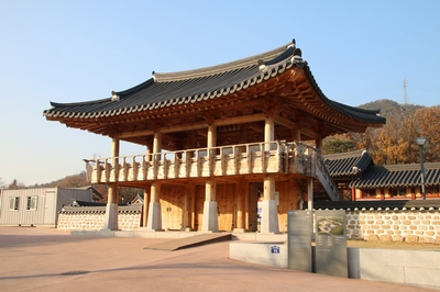 2017년 복원된 양주 관아지의 정문인 외삼문.