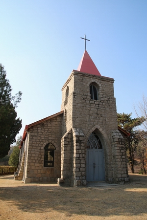 석조 성당의 전형을 보여주는 구 포천 성당은 2006년 등록문화재 제271호로 지정되었다.