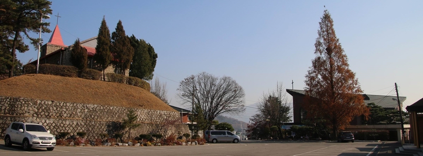 등록문화재로 지정된 옛 포천 성당과 새 성당 전경.