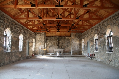 1955년 군부대의 지원을 받아 완공된 성당 내부. 1990년 방화로 인해 전소된 후 2017년 지붕과 창문 등을 보수하였다.