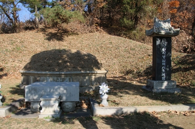 황사영 알렉시오 순교자 묘와 묘비.