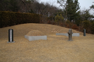 순교자 정은 바오로와 정양묵 베드로의 묘소.