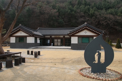 2016년 김가항 성당과 함께 건립된 김대건 기념관. 기념관 왼편에는 사무실이 들어왔다.