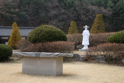 성지 입구 대건 동산에는 성 김대건 신부 동상과 야외제대가 있다.