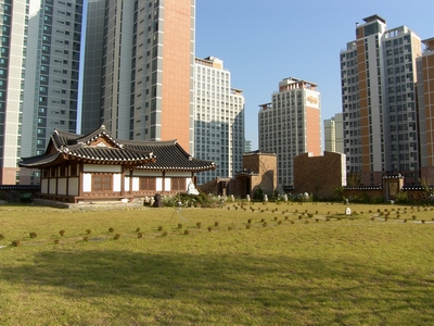 고층 아파트로 둘러싸인 당고개 성지 모습.