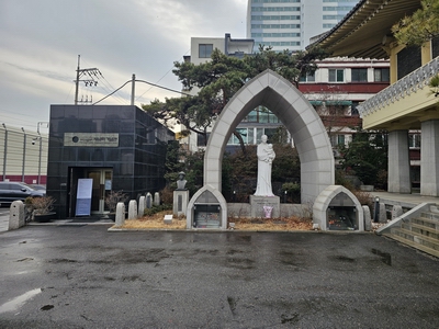 새남터 기념관 옆으로 복자 주문모 신부 흉상과 성모자상이 세워져 있다.