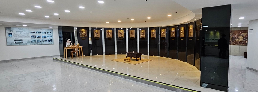 새남터 기념관 내부 추모의 장에 설치된 14인 순교자 부조상.