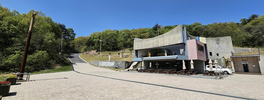 성거산 병인박해 100주년 기념성당 전경.