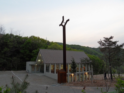 성거산 성지 소성당 전경. 동절기에는 이곳에서 순례자 미사를 봉헌한다.