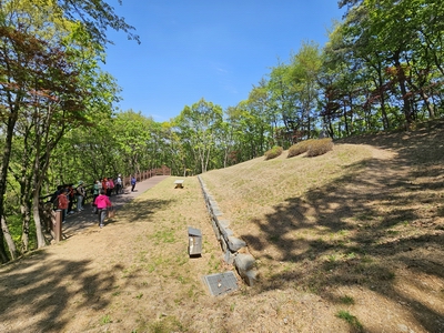 성거산 제2 줄무덤 전경.