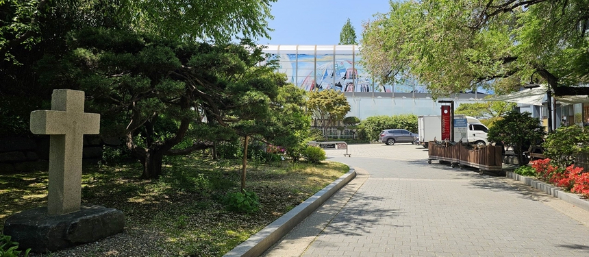절두산 순교성지 입구. 지하철 2호선이 지나가는 선로 차단벽에 성화가 그려져 있다.