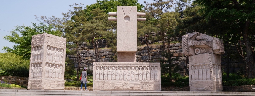 절두산 순교자 기념탑.