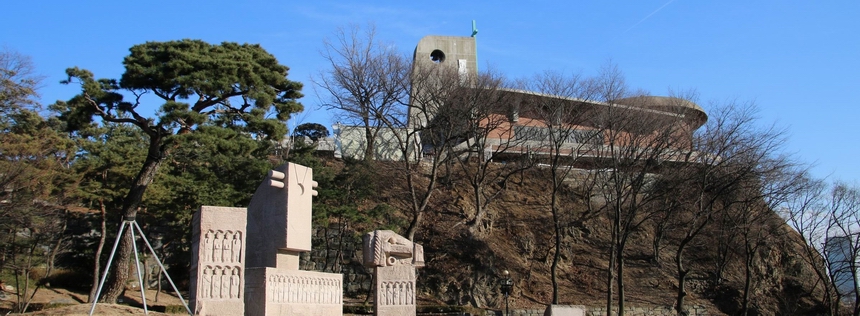 병인박해 100주년 기념성당 아래로 절두산 순교자 기념탑이 보인다.