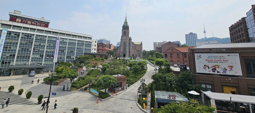 명동 주교좌성당 전경. 명동 주교좌성당 전경.