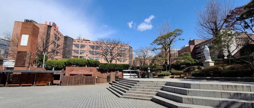 성당 뒤편 성모동산 전경. 왼쪽으로 교구청 별관이 보인다.
