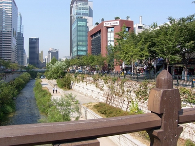 청계천 오른쪽 붉은 벽돌 건물 아래 인도에 한국 천주교회 창립 터 기념표석이 설치되었다.